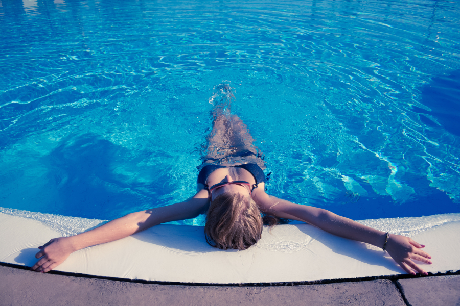 détente à la piscine du camping Pays basque