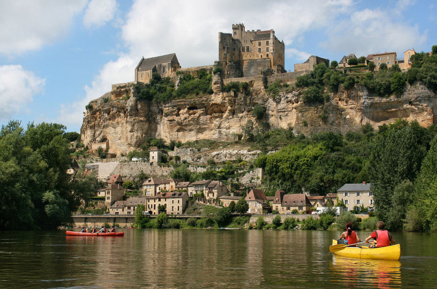 activité en camping en canoë dans la rivière de Dordogne 