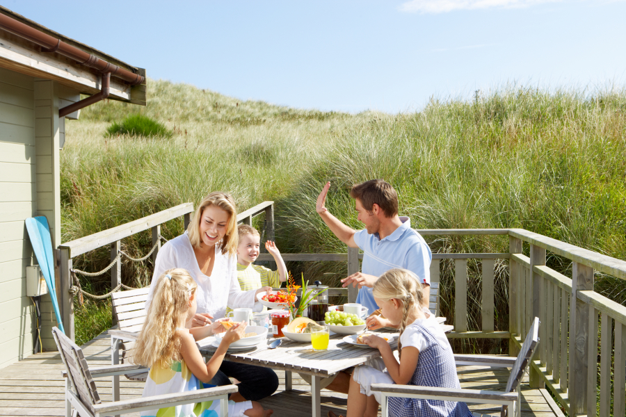 famille au camping bord de mer piscine Vendee